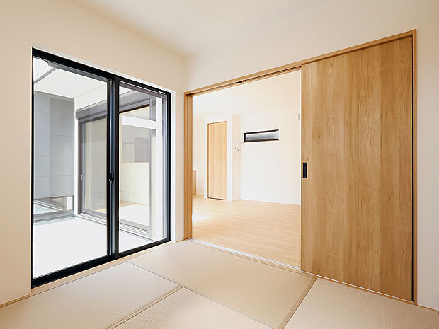 【【１２蓮池１号地】和室】ＬＤＫとつづきの和室。中庭ともつながる窓で明るい寛ぎ空間です！お子さんのお昼寝や遊び場にも使いやすい。