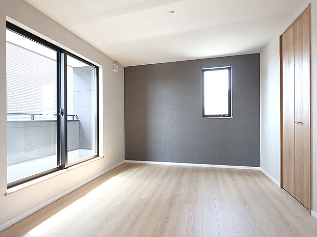 【【１２蓮池１号地】主寝室】主寝室。バルコニーに面した明るい空間。ダークなアクセントクロスで落ち着いた印象に。