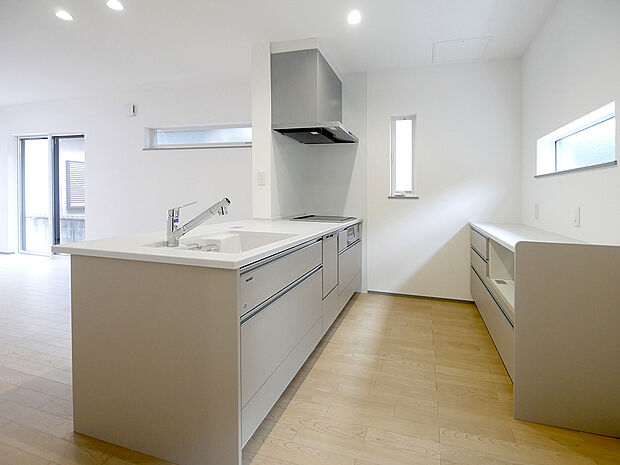 【【４３曽根３号地】キッチン】背面カップボード付きで食器類の収納や家電置きスペースを確保！窓からの光で明るいキッチンに！