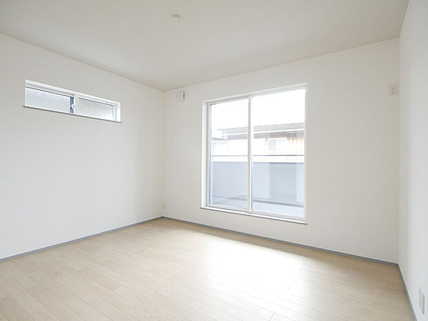 【【４３曽根３号地】主寝室】２階の７帖主寝室は２方向窓で明るく風通しもうれしい空間です。