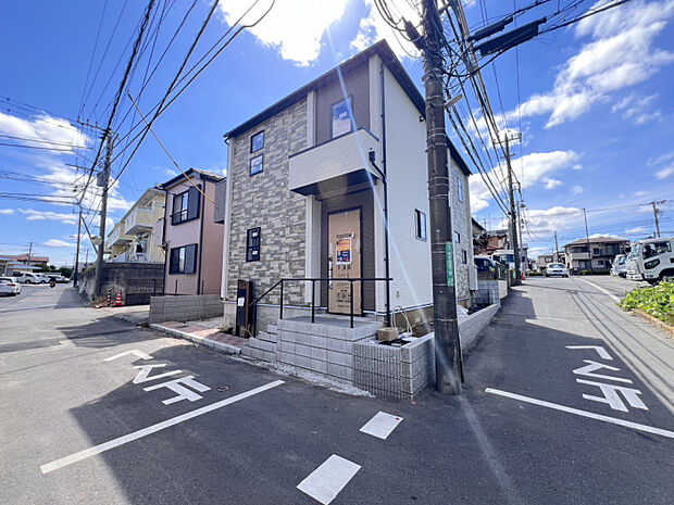 【外観写真】　解放感ある角地に位置する限定1邸。南向き設計で、あたたかい陽光が注ぎ込む「3LDK」の住まいです。