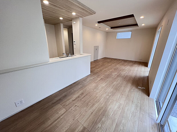 【【19.24帖LDK】】対面式カウンターは料理中もコミュニケーションがとりやすく、リビングで寛ぐご家族やお客様との会話が楽しめます。