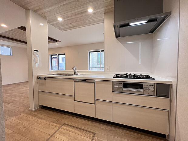 【【システムキッチン】】ホワイトを基調とした爽やかなシステムキッチンです。家事負担を軽減する食器洗乾燥機を搭載◎食事後の家事の時短が叶い、ご家族の時間をゆっくりと過ごすことができます。