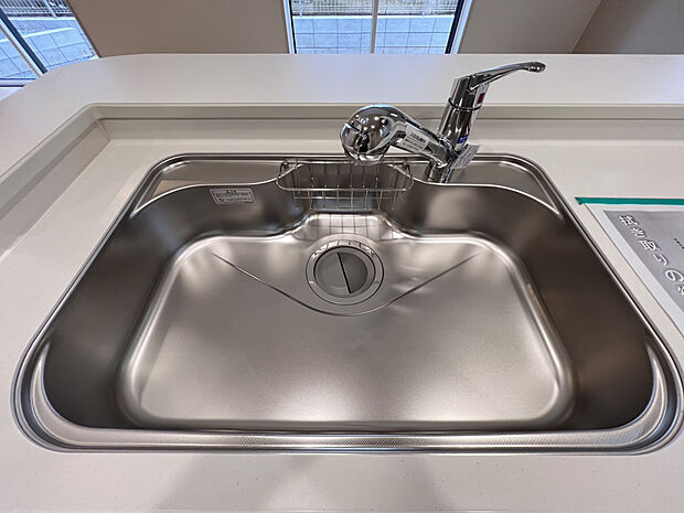 【【キッチンシンク】】洗い物を置いても広々なシンク。浄水器一体型蛇口はホースになっているのでお掃除もラクラク♪