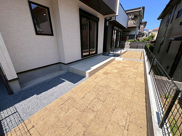【【2号棟　庭】】あたたかい陽射しが差し込むお庭が憩いの場所となるよう、土間テラスを設置しました◎