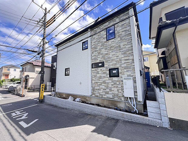 【【外観写真】】品質・性能にこだわったブルーミングガーデンの長期優良住宅。快適な暮らしが叶う間取り設計に、折上天井やアクセントクロスなど、空間にメリハリを演出するデザインも魅力です。