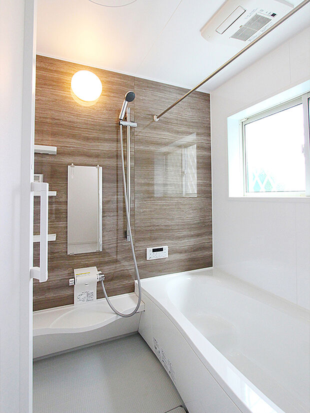 【【施工例：浴室】】防水性能に優れているバスルーム。内部結露やカビのリスクも大幅に軽減。癒やしの空間を大事にします。