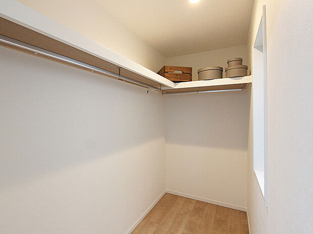 【◆ウォークインクローゼット】中に入れるウォークインクローゼットトは、物の出し入れがしやすい嬉しい収納スペースです♪(No.1)