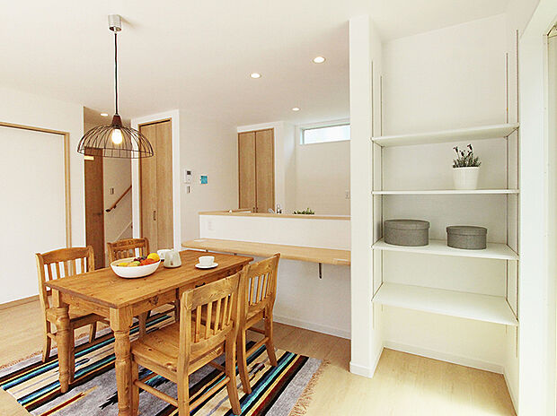 【［施工例］LDK】LDK可動棚は収納だけでなく、インテリアを置いておしゃれに飾り付けできます♪