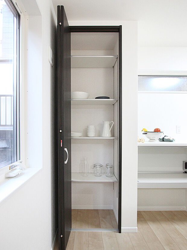 【［施工事例：パントリー］】食品のストックや備蓄品の収納にぴったりなキッチンパントリーを完備。