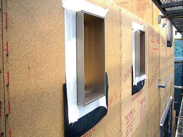 【◆構造用耐力面材】柱だけでなく面でも建物を強固に支えます。せん断剛性が合板に比べ２倍以上あり、地震・台風に強い家を作ることができます。非ホルムアルデヒド系接着剤を使用しています。