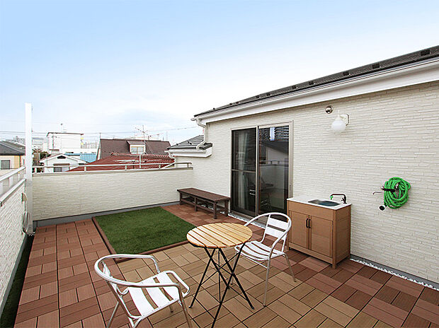 【［施工事例：ルーフバルコニー］】休日はテーブルセットやハンモックを設置してリラックス。