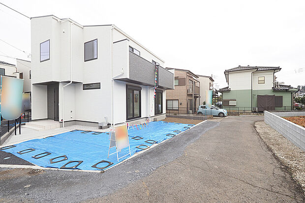白を基調にしたモダンな2階建て外観。