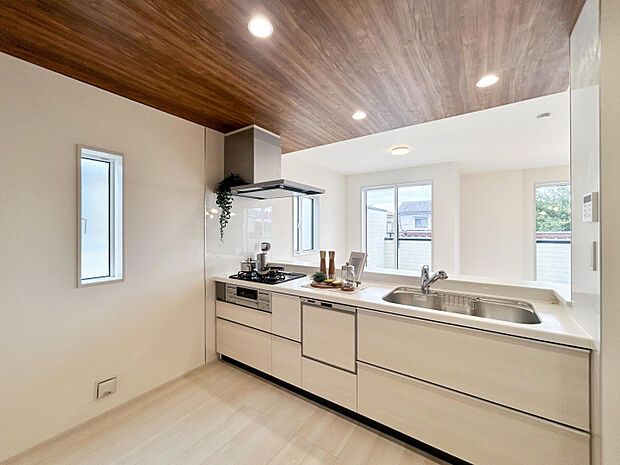 【システムキッチン仕様】　作業スペースにゆとりがあり、毎日の家事がスムーズに進むキッチン。食洗機や浄水器一体型水栓など、使いやすさに配慮した設備を備えています。