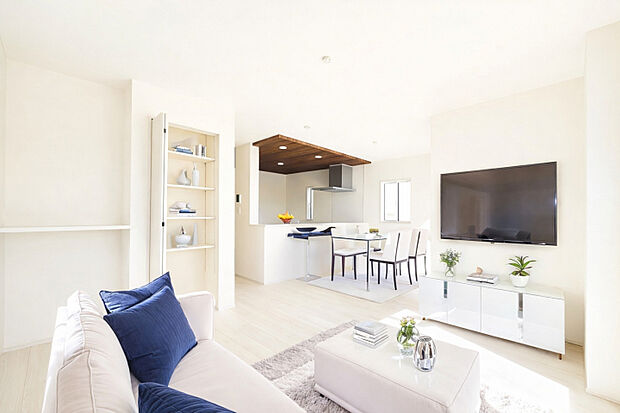 【リビング】※バーチャルでホームステージングしたイメージになります。　キッチンとつながり、家族の様子を感じながら過ごせるリビングです。