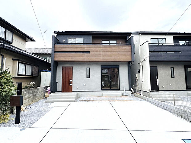 【外観:1号棟】　並列に駐車できる、ゆとりある外構計画です。