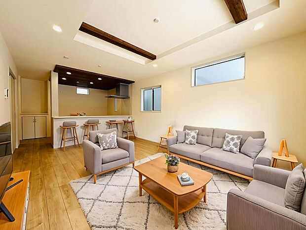 【リビング:1号棟】　キッチンとつながり、家族の様子を感じながら過ごせるリビングです。※バーチャルホームステージングによるイメージです。