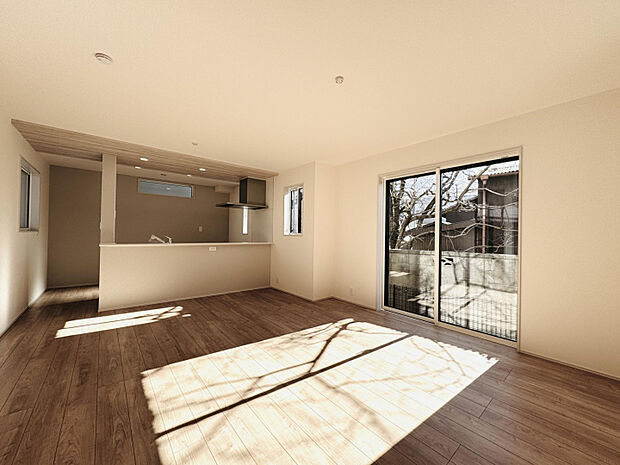 【1号棟:リビング16.5帖】　南向きの窓からたっぷりと陽が差し込む、明るく開放的な16.5帖のLDK。掃き出し窓はシャッター付きです。