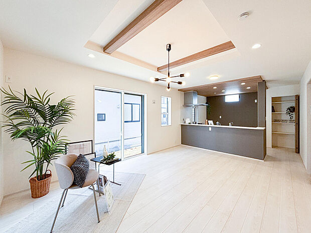 【リビング:1号棟】　LDK全体に視線が抜け、のびやかな印象の空間です。