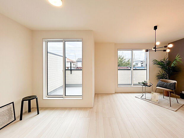 【【リビング】】南側の掃き出し窓から光がたっぷり入る、明るいリビングです。