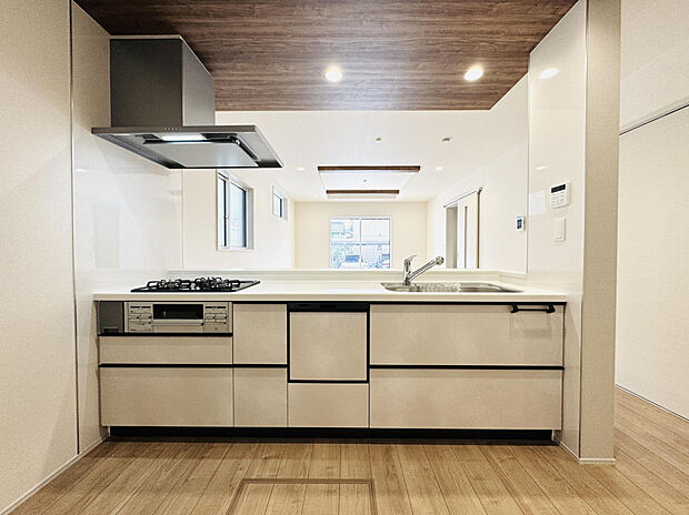 【【キッチン:1号棟】】収納量と動線に配慮した、すっきりとしたキッチンです。