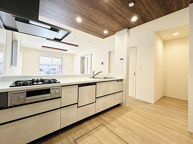 【【キッチン:1号棟】】キッチン横に、食品や日用品をすっきり収納できるパントリーを設けました。