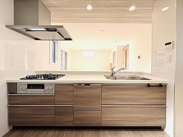 【【1号棟:キッチン収納】】キッチンは、食洗器や浄水器一体型水栓・三口コンロ・キッチンコンセントなど便利な機能が付いています。ストック品の収納に便利な床下収納付き。