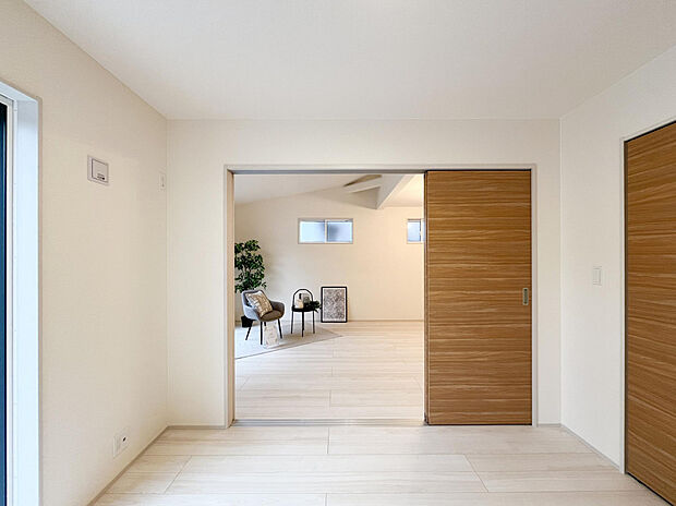 【【リビング東向き】】東側は、引き戸でつながっている洋室があります。