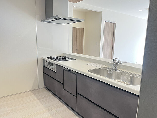 【【キッチン】】使い勝手にも配慮した、すっきりとしたキッチンです。