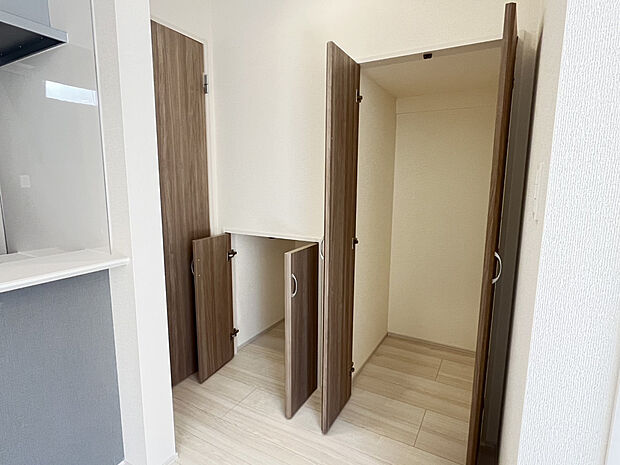 【【キッチン横収納】】キッチン横に、食品や日用品をすっきり収納できる大小2つのクローゼットがあります。