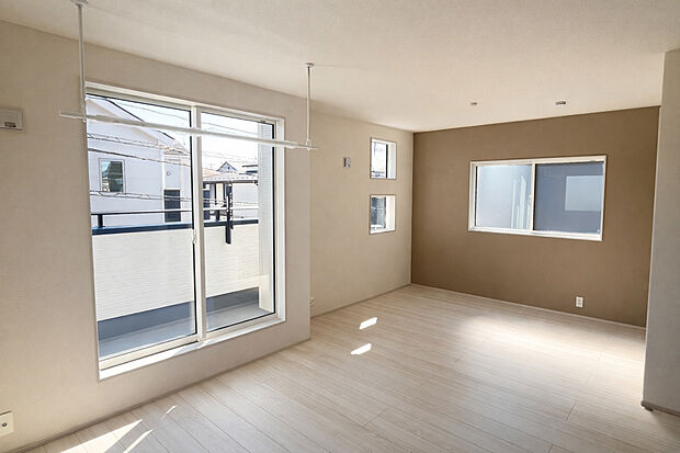 【【主寝室】】やわらかな光が入り、落ち着いて過ごせる主寝室です。