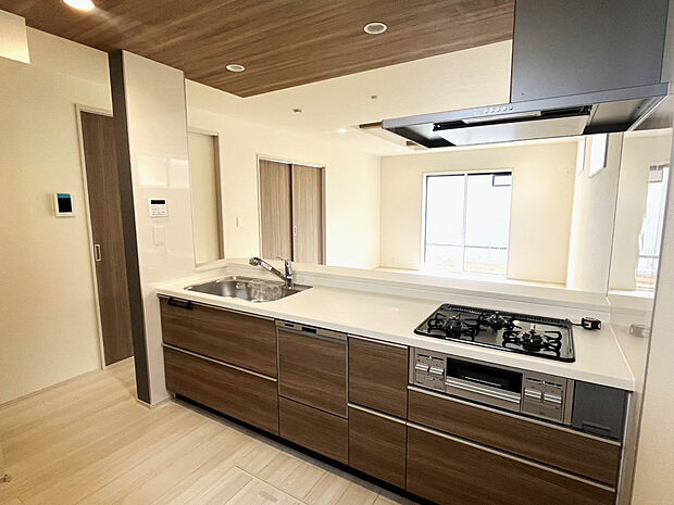 【【キッチン/1号棟】】統一感のあるデザインで、空間に落ち着きをもたらすキッチンです。