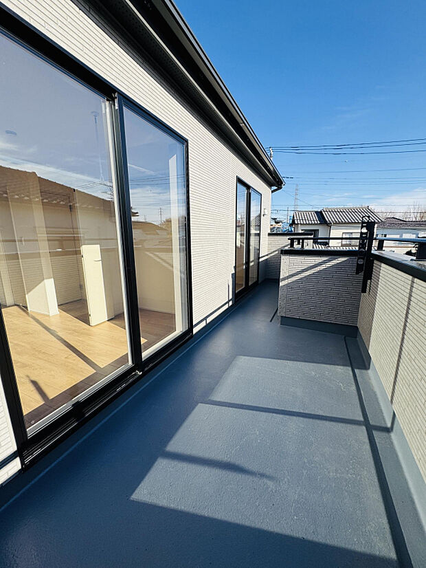 【【バルコニー】】主寝室と洋室5.01帖から出入りできるワイドな南向き続きバルコニー