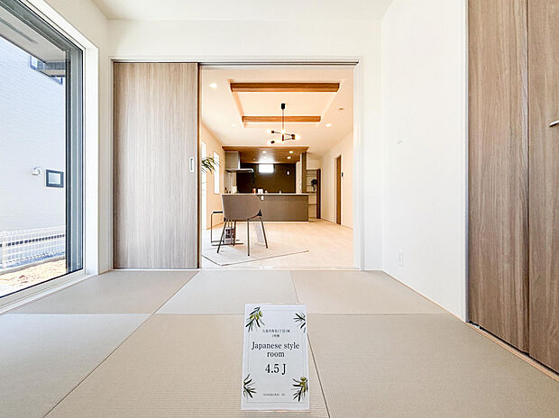 【【リビングとつながる和室:1号棟】】リビングとゆるやかにつながる、使い勝手のよい空間です。