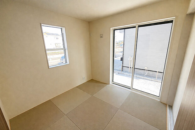 【【フチなし畳の和室:1号棟】】ごろんと横になってくつろげる、やさしい雰囲気の和室です。