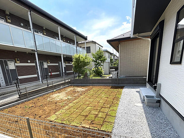 【【庭:1号棟】】陽当たりの良い南庭で、開放感のある住まいです。