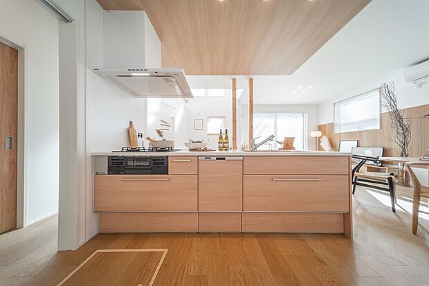 【フルフラットキッチン】キッチンを囲んで家族や友人と料理を楽しめる、段差のないフルフラットタイプのキッチンを採用。両サイドから行き来ができる家事動線を確保し、毎日の家事の負担を軽減します。※6号棟/2025年2月撮影