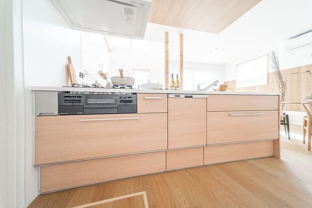 【【フルフラットキッチン】】美しさと強さ、お手入れのしやすさを兼ね備えた人造大理石ワークトップを採用。リビング・ダイニング側から向かい合って使えるフラットタイプのキッチンです。