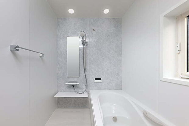 【【LIXIL AX】】あたたかさが続く人造大理石を採用したバスルーム。保温構造の浴槽や、シルクミストのシャワーで快適なバスタイムを過ごせます。お手入れもラクラクでいつでもキレイを保てます。