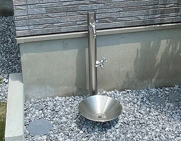 【デザイン立水栓】エクステリアの一部となるデザイン外水道は建物にも馴染むモダンデザイン。便利な二口水栓で、植栽への水やりや洗車時などに役立ちます。