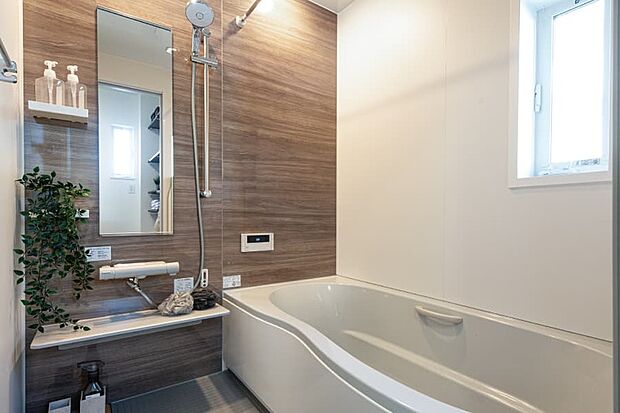 【【LIXIL AX】】一日の終わりに家族に癒しを与えてくれるバスルーム。お手入れ簡単でキレイを保つ技術の数々が、家事の負担を減らしてくれます。