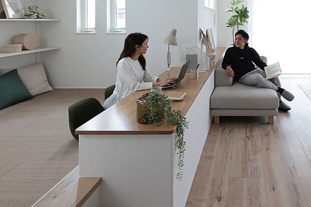 【【PLAN/STAGE】程よい距離感で家族をつなぐステージリ】開放感をそのままに、段差でゆるやかに空間をゾーニングすることで家族の気配を感じながら、趣味や仕事、勉強などの自分時間を楽しむことができます。