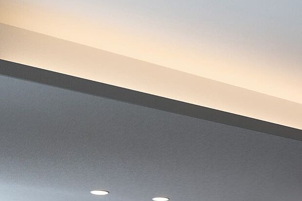 【陰影美が美しい空間を創る、キッチン間接照明】照明によるやわらかな光が空間を包むとともに奥行きや広がりを演出。上質でくつろぎのある時間を堪能できます。