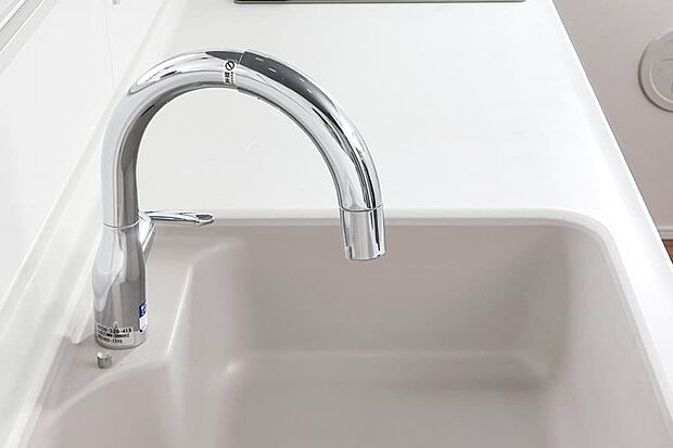 【【タッチレス蛇口一体型浄水器「LC」】】操作しやすいレバー、優雅で滑らかなデザインのタッチレス浄水器。
止水時のセンサー反応速度が早く、瞬時に水を出し止めできるので時短はもちろん節水効果も期待できます。