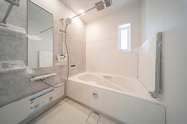 【【リクシルAX】】一日の疲れを癒してくれるバスルーム。心身の隅々までリフレッシュさせてくれる快適なバスルーム。日々のお手入れも簡単で、清潔さを長く維持してくれます。