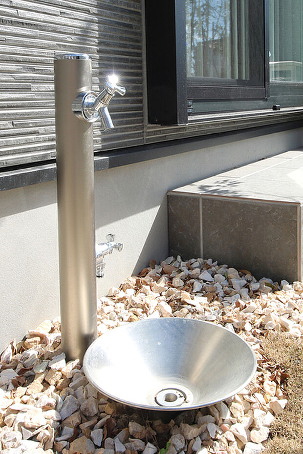 【【外水栓】】洗車をはじめ、植栽や庭の花たちの水やりなどに便利な外水栓。真夏時は打ち水などにも使うことができます。