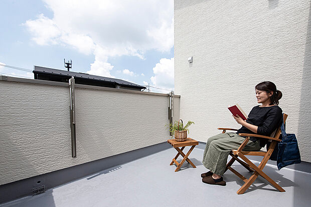 【【広々2階バルコニー】】ゆったりと外を愉しめる広いバルコニー。お気に入りのテーブルとイスを置いて我が家のカフェ気分を満喫できます。