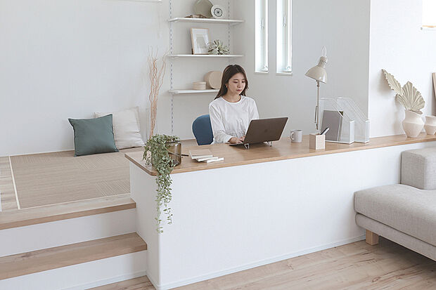 【【STYLE2/ステージリビング】】家族と心地よくつながる段差空間。在宅ワークやお子さまの宿題などにも便利な堀机カウンターを設えた小上がりのスペース。リビングと程よくつながる、開放的な空間に仕上げました。