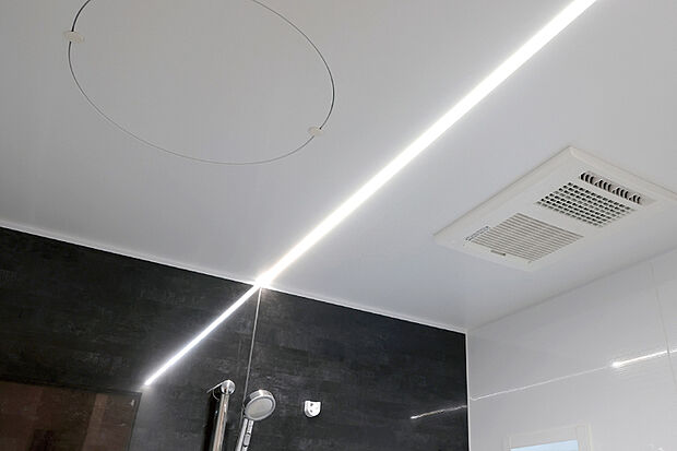 【【フラットラインLED照明】】ライン状の光で全体を明るく照らします。光の色や明るさは調節でき、天井にフラットに納めお掃除性にも配慮しています。