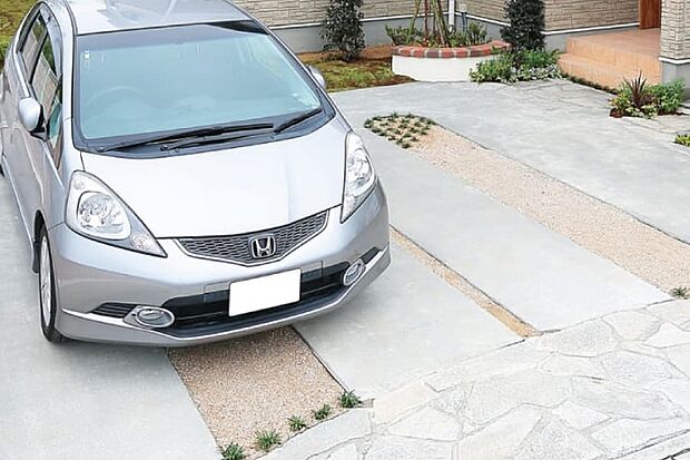 【カースペース2台標準】全邸に2台分のカースペースを標準で確保。買物や家族の送迎、休日のレジャーに活躍します。※2台目は車種制限あり。